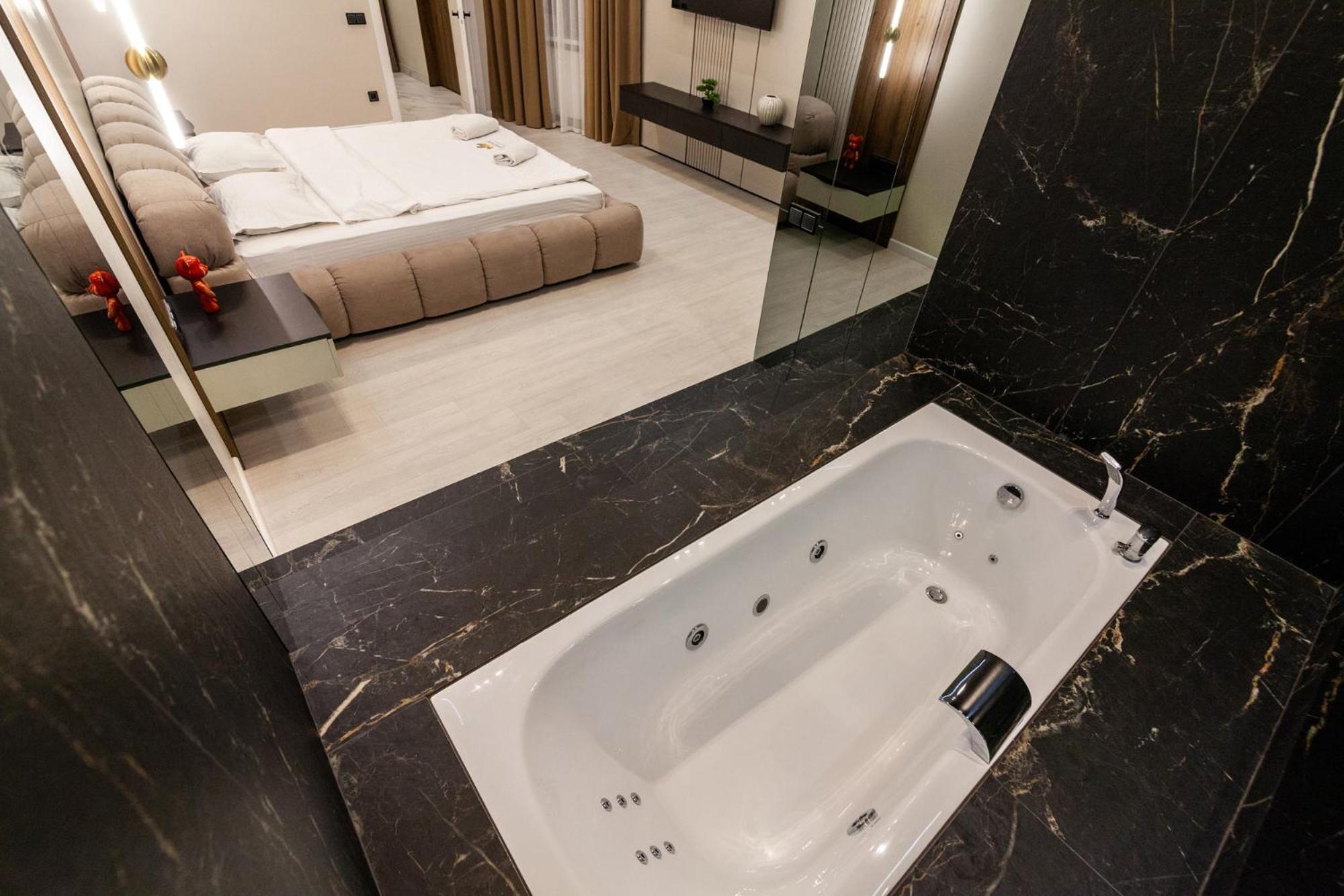Апартаменты Leogrand Jacuzzi On Malaniuka 2 Львов Экстерьер фото