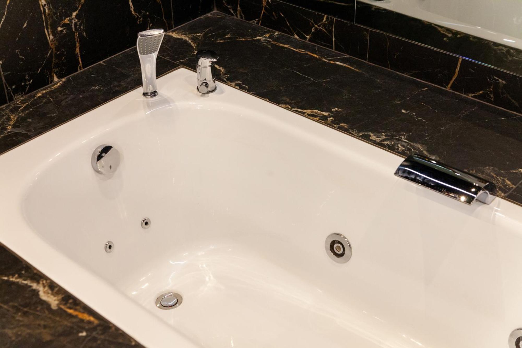 Апартаменты Leogrand Jacuzzi On Malaniuka 2 Львов Экстерьер фото